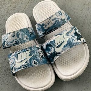 Nike sandals worn like twice size 10